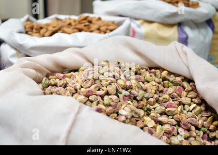 Plünderung Pistazien und Mandeln zum Verkauf auf Markt, Indien. Stockfoto