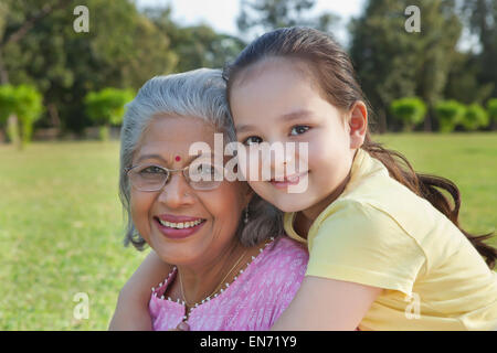 Porträt der Großmutter und Enkelin lächelnd Stockfoto