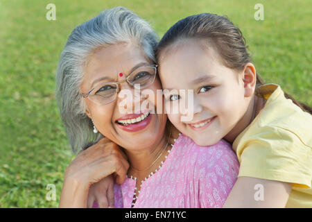 Porträt der Großmutter und Enkelin lächelnd Stockfoto