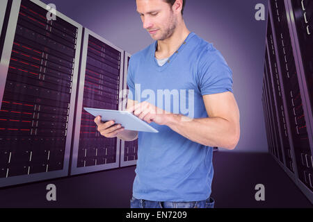 Zusammengesetztes Bild des Mannes Scrollen durch Tablet-pc Stockfoto