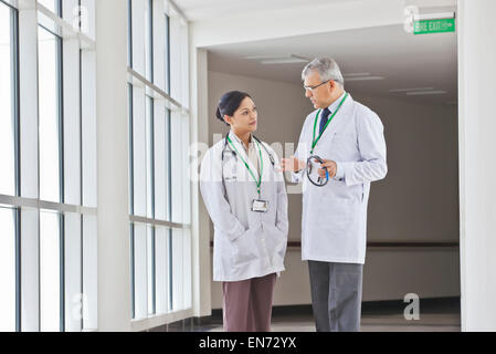 Zwei Ärzte sprechen im Krankenhausflur Stockfoto