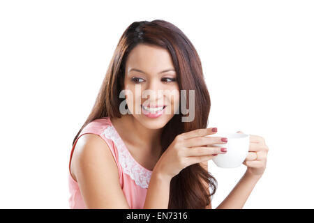 Junge Frau mit einem Kaffee Tasse lächelnd Stockfoto