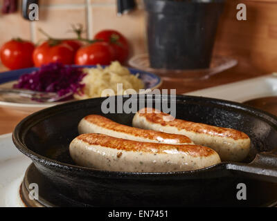 Wurst in der Pfanne Kochen Stockfoto