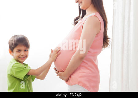 Porträt eines jungen Mutter schwangeren Bauch zu berühren Stockfoto