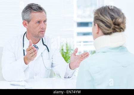 Arzt im Gespräch mit seinem Patienten Stockfoto