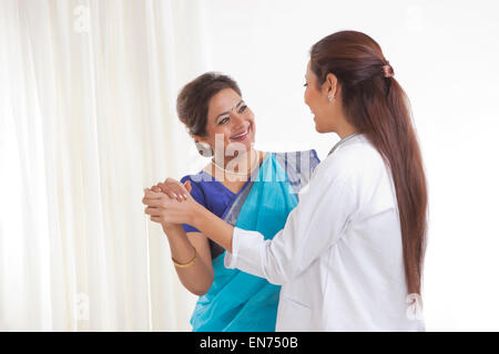 Mutter und Tochter zusammen tanzen Stockfoto