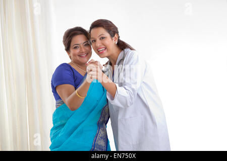 Porträt von Mutter und Tochter zusammen tanzen Stockfoto