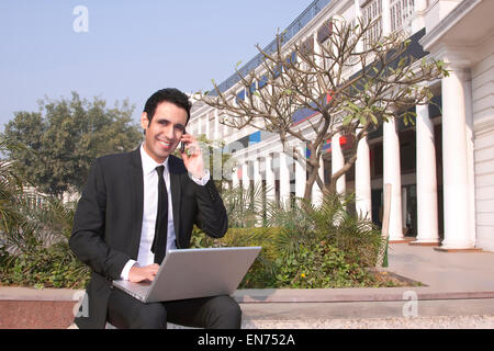 Porträt eines Geschäftsmannes Gespräch auf ein Mobiltelefon, Indien, DELHI Stockfoto