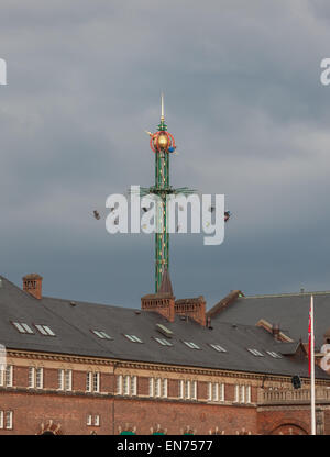 Die Messe-Kirmes in Tivoli Gärten. Kopenhagen, Dänemark, an einem grauen Himmel Stockfoto