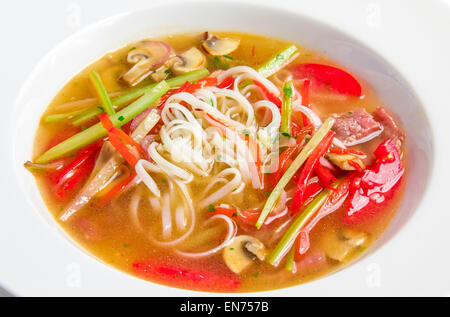 Pho Bo, vietnamesische Suppe mit Reisnudeln, Rindfleisch und Champignons Stockfoto