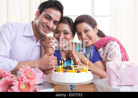 Porträt der Familie mit einer Geburtstagstorte Stockfoto