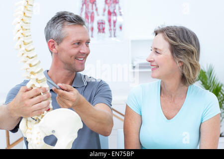 Physiotherapeuten zeigen Wirbelsäule Modell für seine Patienten Stockfoto