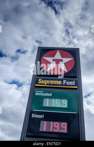 Regelmäßige bleifrei Benzin Diesel Preise Kraftstoffpreis pro Liter Liter auf einem Texaco Tankstelle Schild mit Texaco-logo Stockfoto