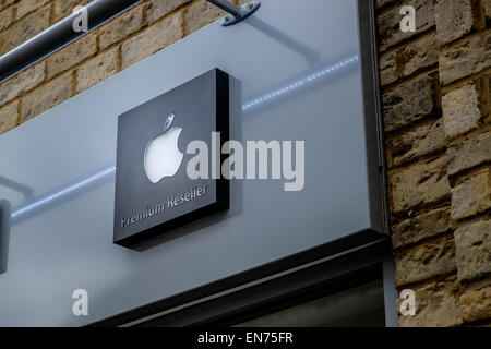 Das geschützte Markenzeichen Apple-Logo auf dem Schild des autorisierten Premium-Reseller berechtigt Macintosh Mac Store Shop außen Stockfoto