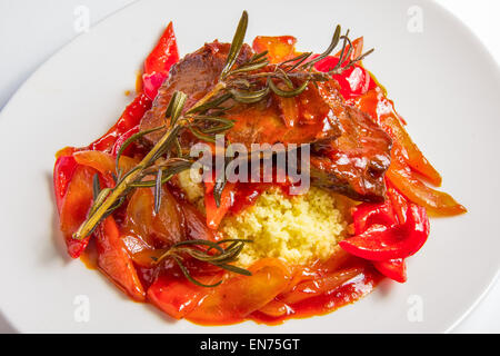 Couscous mit Lamm in süß-saurer Tomatensauce. Stockfoto