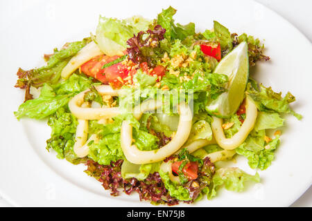 Meeresfrüchte-Salat mit Calamari-Ringen Stockfoto