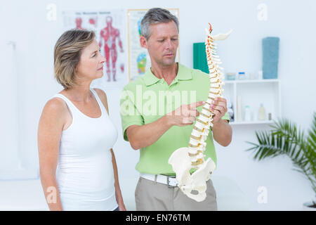 Arzt zeigen anatomische Wirbelsäule Stockfoto