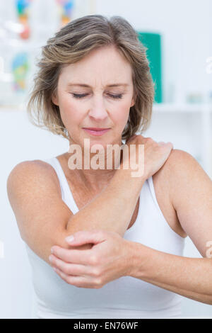 Frau mit Schmerzen im Ellbogen Stockfoto