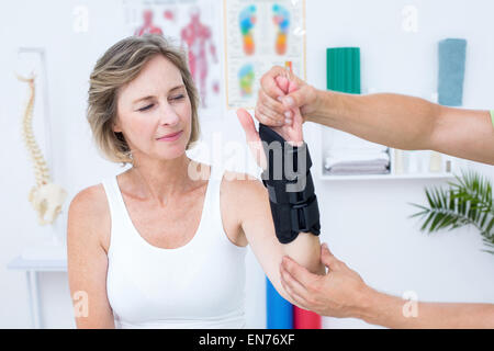 Arzt untersucht seine Patienten Handgelenk Stockfoto