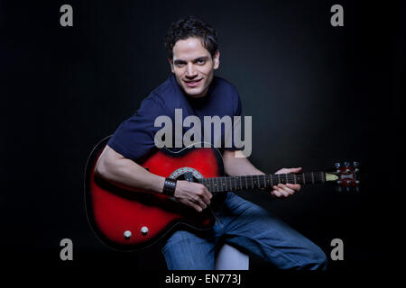 Junger Mann, die Gitarre zu spielen Stockfoto