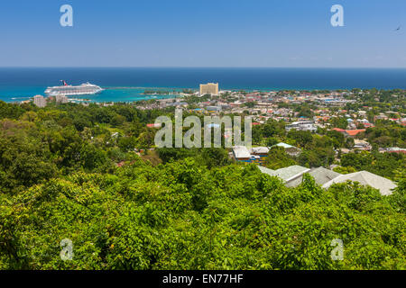 Karibik-Strand an der nördlichen Küste von Jamaika, in der Nähe von Dunns River Falls und Stadt Ocho Rios. Stockfoto