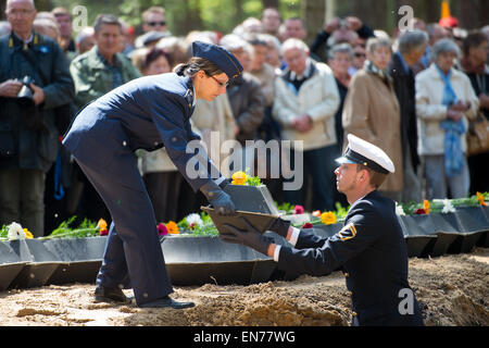 Halbe, Deutschland. 29. April 2015. Die sterblichen Überreste von 120
