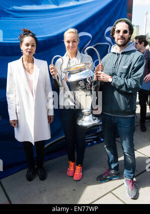 Berlin, Deutschland. 29. April 2015. Deutsche Sängerin Joy Denalane (L-R), Profi-Tennisspielerin Sabine Lisicki und Musiker Max Herre den UEFA Champions League Cup während der UEFA Champions League Trophy Tour in Berlin, Deutschland, 29. April 2015 darstellen. Die Champions-League-Finale wird in Berlin am 6. Juni 2015 stattfinden. Bildnachweis: Dpa picture Alliance/Alamy Live News Stockfoto