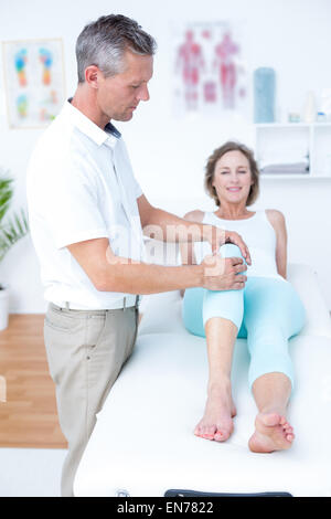 Physiotherapeut untersucht seinen Patienten Knien Stockfoto