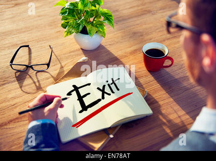 Mann mit einem Hinweis und Exit-Konzept Stockfoto