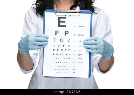 männliche Augenarzt mit Sehtafel Stockfoto