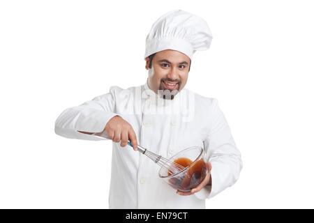 Porträt des Küchenchefs, die Schokolade in einer Schüssel mischen Stockfoto
