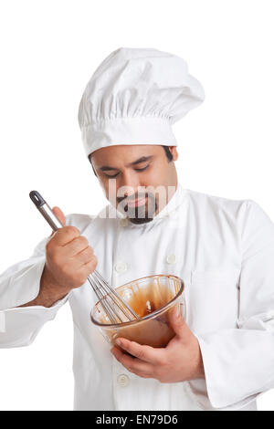 Koch, Schokolade in einer Schüssel mischen Stockfoto