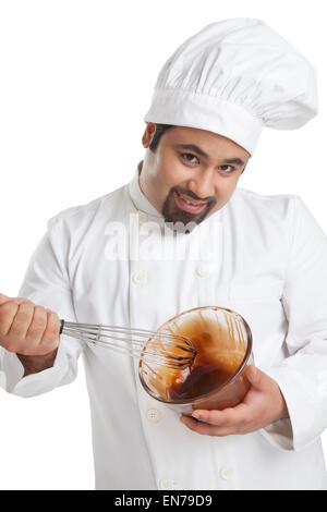 Porträt des Küchenchefs, die Schokolade in einer Schüssel mischen Stockfoto