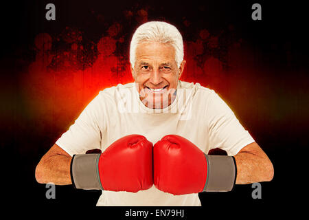 Zusammengesetztes Bild des älteren Menschen in Boxhandschuhe Stockfoto