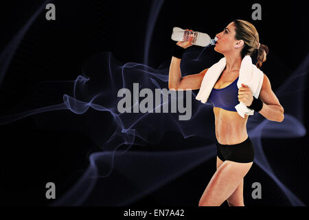 Zusammengesetztes Bild starke blonde aus Flasche Wasser trinken Stockfoto
