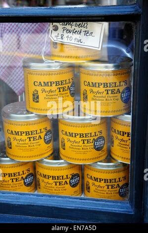 Dosen Campbells Tee im Fenster A Gold Shop Brushfield Street, Spitalfields, London, England, UK Stockfoto