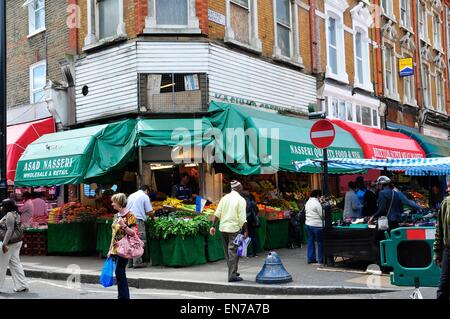Obst und Gemüse Geschäfte, Brixton Market, Brixton, London, England, UK Stockfoto