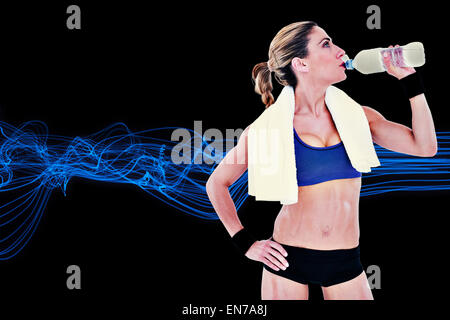 Zusammengesetztes Bild starke blonde aus Flasche Wasser trinken Stockfoto
