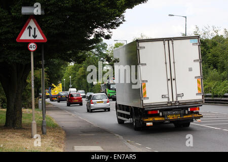 Verkehr, Reisen entlang der A23-Straße in Coulsdon, Surrey, England. Stockfoto