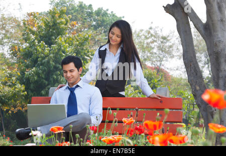Unternehmer und Unternehmerin arbeitet in einem park Stockfoto
