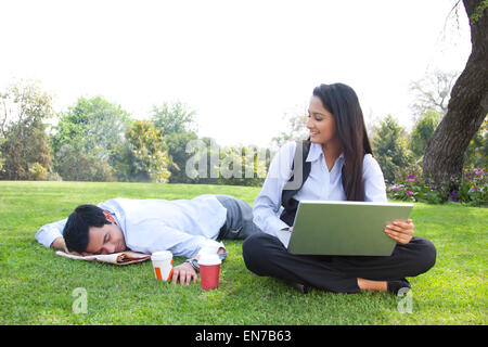 Unternehmer und Unternehmerin arbeitet in einem park Stockfoto