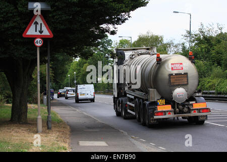 Verkehr, Reisen entlang der A23-Straße in Coulsdon, Surrey, England. Stockfoto