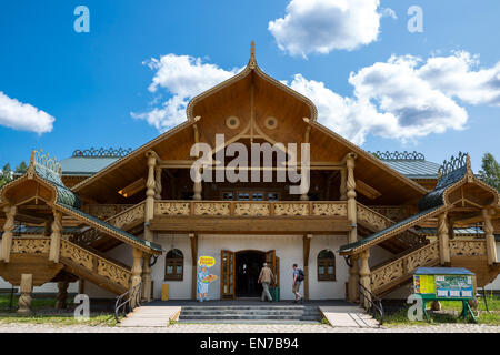 Russland, traditionelles Haus in Mandrogy Dorf Stockfoto ...