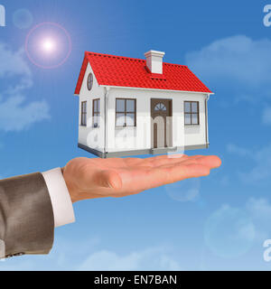 Haus unter Unternehmenshilfe hand Stockfoto