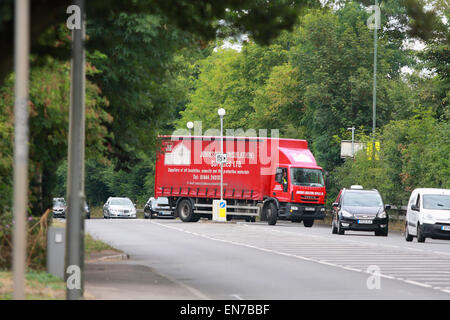 Eine LKW-Abzweigung rechts in Verkehr Reisen entlang der A23-Straße in Coulsdon, Surrey, England. Stockfoto