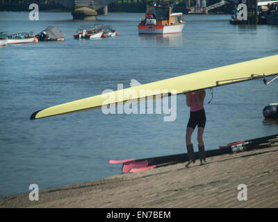 Ruder-Club-Mitglieder an der Themse auf dem Putney Damm in West-London Stockfoto