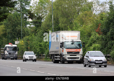 Verkehr, Reisen entlang der A23-Straße in Coulsdon, Surrey, England. Stockfoto