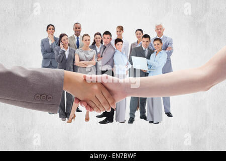 Zusammengesetztes Bild des Handshakes zwischen zwei Frauen Stockfoto