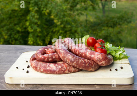 Teller mit Wurst und Gemüse Stockfoto