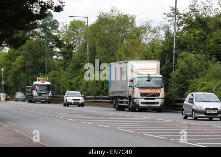 Verkehr, Reisen entlang der A23-Straße in Coulsdon, Surrey, England. Stockfoto